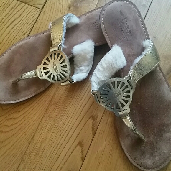 UGG | Medallion Sandals - Picture 4 of 6